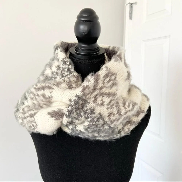 Urban Outfitters Snowflake Fleece Lining Infinity  Scarf - Picture 1 of 11